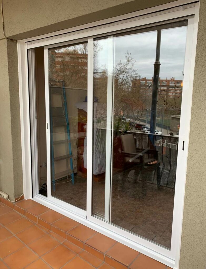 Puerta Corredera de Aluminio con Acabado en Blanco